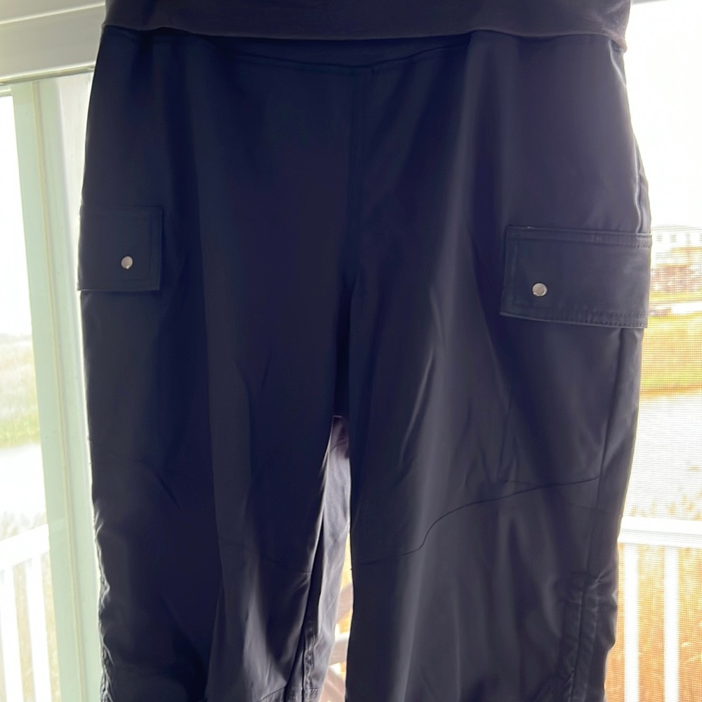 Woman’s size large gray Ativa active wear capri pants